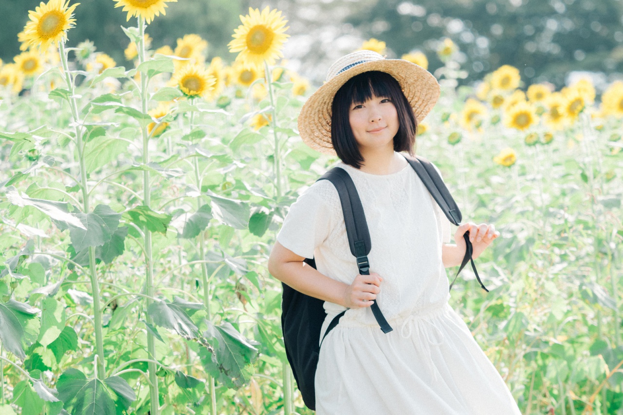 ひまわりの中にいる彼女